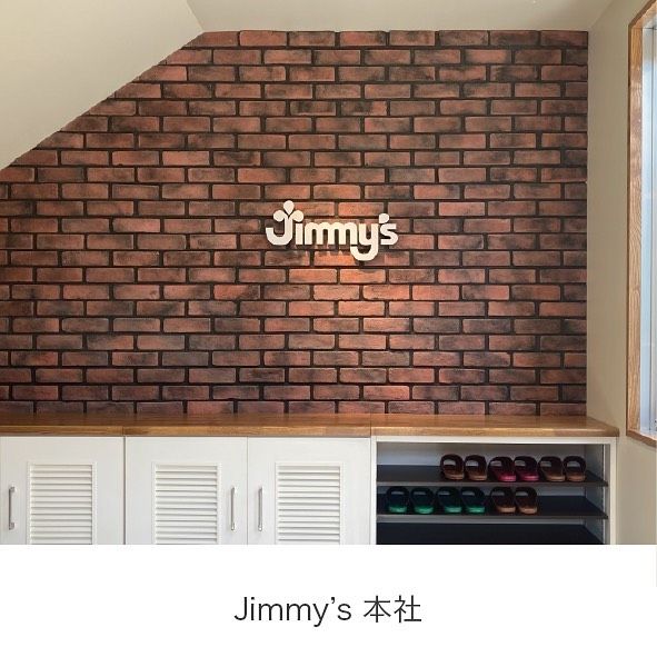 📍Jimmy's本社　エントランス
.
株式会社ジミー様
本社エントランスの改装工事にあたり、
デザイン・施工を担当させていただきました。
.
本社の既存部分との調和を図りつつ、
会社の顔として、重厚感をプラスし、
jimmy's様の歴史を感じる
デザインにまとめました🌿
.
その他にも施工事例をHPに掲載しています。
プロフィールから @alex_okinawa_jp
ぜひ、チェックしてみてください☝️
.
.
#Jimmys
#ジミー

#オフィス改装
#店舗改装
#アレックス #アレックス沖縄 #おきりぞ　#インテリア #インテリアデザイン #空間デザイン #インテリアコーディネート #建築 #建築デザイン #店舗デザイン #interior #interiordesign #resortdesign